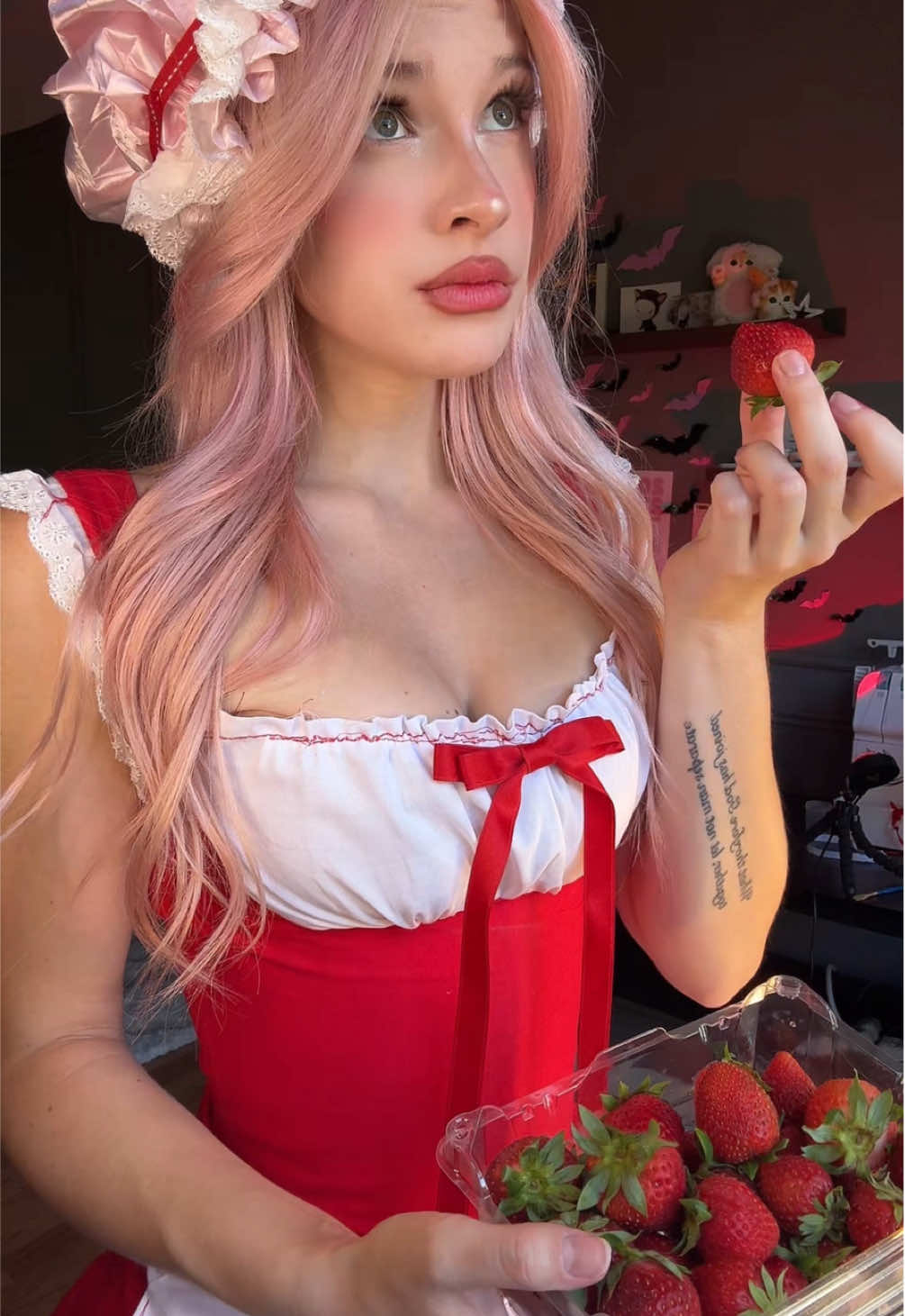 I kept getting strawberry tuck in my teeth 🥲🍓 #halloweencostume #stawberryshortcake #costumeideas 