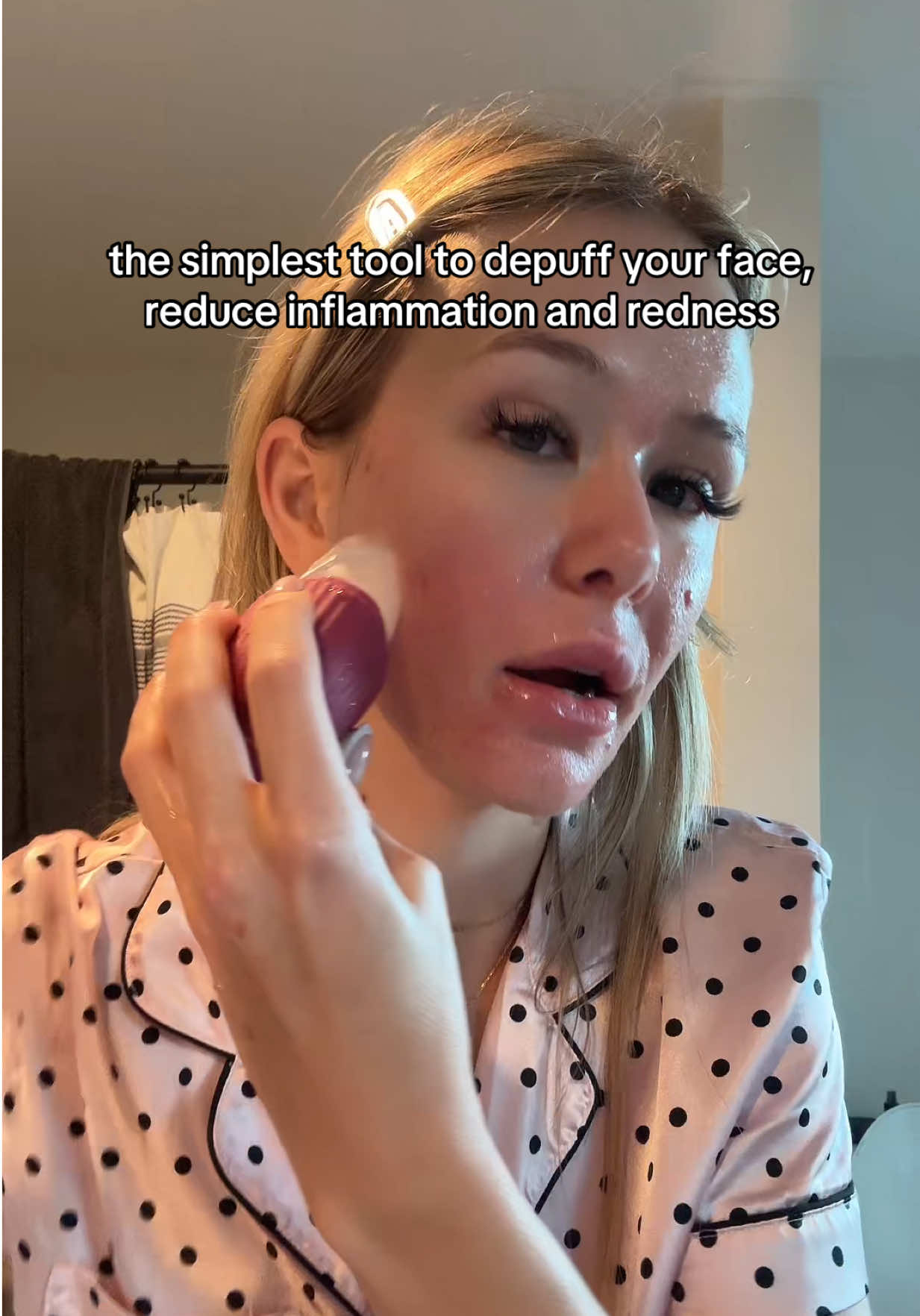 The easiest addition to your morning skincare routine✨✨#icerolling #morningskincare #morningskincareroutine #skincaretips #iceroller 