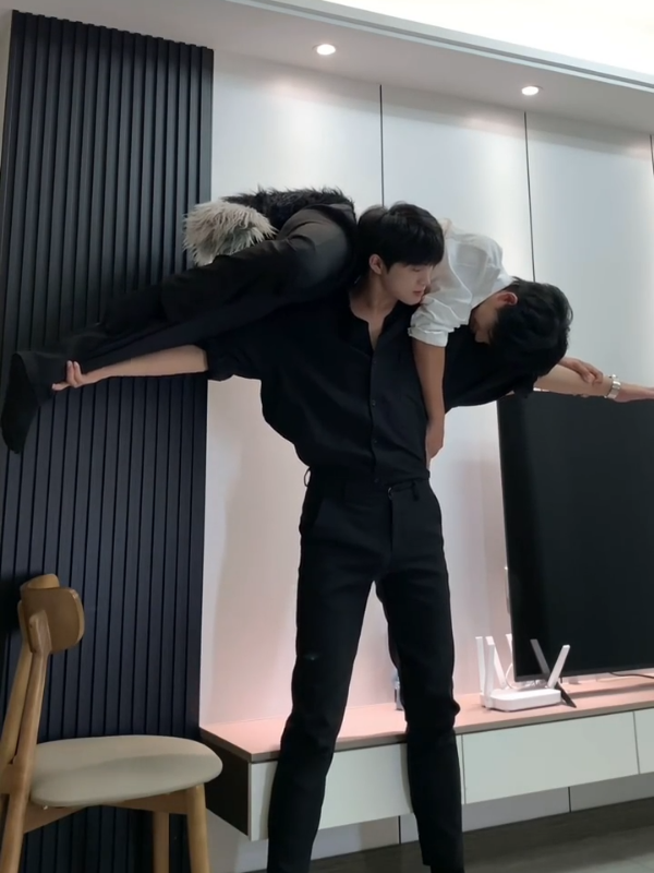 he's so small #bl #douyin #chineseboy #chinesecouple #fyp 