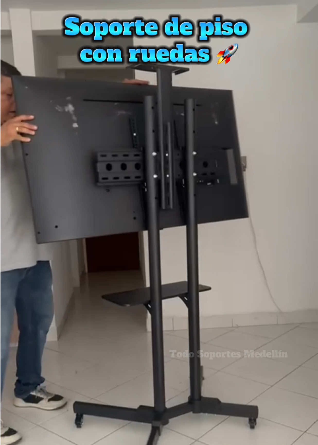 Convierte cualquier espacio en tu sala de cine 🎬📺 Nuestro soporte de piso con ruedas es fácil de mover, ajustable, seguro y práctico. ¡Ideal para tu casa, negocio u oficina! 🙌 📲 Escríbenos al WhatsApp: 314 644 0191 – 314 627 3622 📍 Centro de Medellín – CC Los Buenos Negocios, Local 182 #soportesparatv #medellín #tecnologíaparatodos #soportedepiso #pantallagrande 