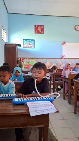 Belajar bermain musik with kiddos🥰 #fyppppppppppppppppppppppp #pianika murah buat anak sd #pianika #hijabanak #hijabstyle 