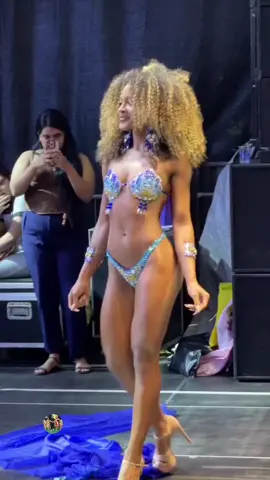 A modelo brasileira Noely Souza desfilando no concurso de beleza Garota Verão São Francisco 2025