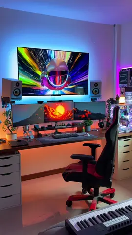 I spend the weekend in my room. 📷 🎮 🎤 🎧 🔊 💜 #desksetup #GamingSetup #pcgaming #dreamroom #rgb 