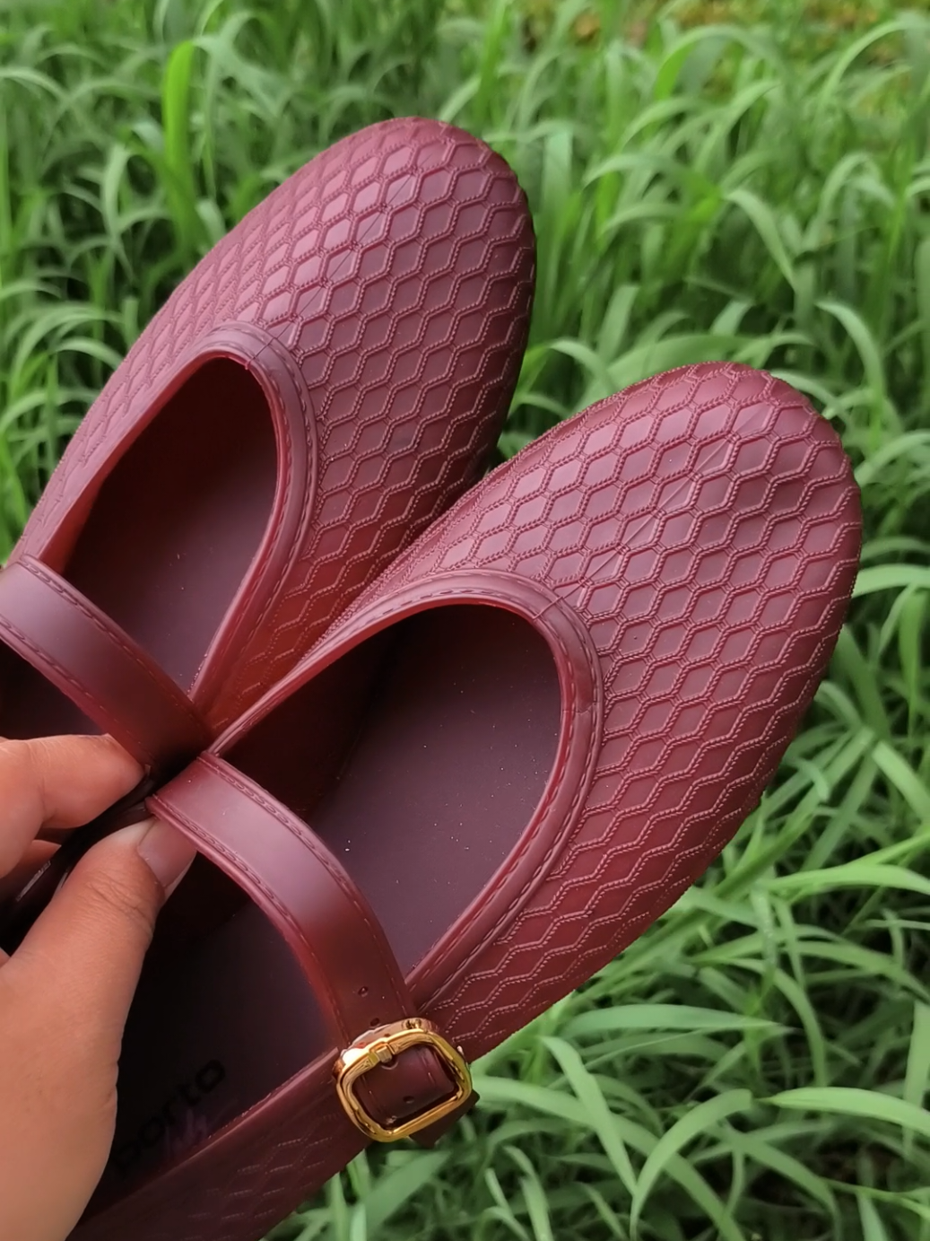 rekomendasi sandal flatshoes cantik murah tapi awet .  .  #sandal #flatshoes #flatshoescantikk #flatshoescewek 