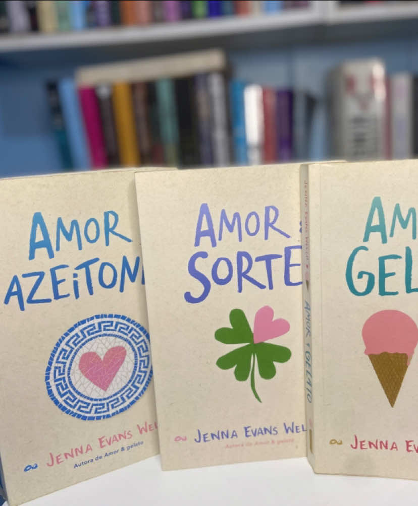 🌸 Se você gosta de romances leves, viagens encantadoras e histórias que aquecem o coração, essa trilogia da Jenna Evans Welch é simplesmente imperdível! ✨ Amor & Gelato (Itália) ✨ Amor & Sorte (Irlanda) ✨ Amor & Azeitonas (Grécia) Cada livro é uma viagem diferente, cheia de descobertas, emoções e aquele toque especial de romance 💕 📚 E o melhor: esse trio lindo está disponível na Shopee, prontinho pra você adicionar na sua estante! #BookTokBrasil #AmorEGelato #AmorESorte #AmorEAzeitonas #DicasDeLeitura  