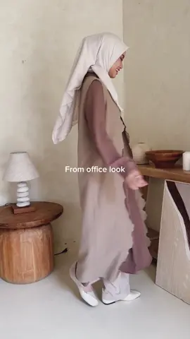 From office days to weekend selalu setia sama ravika outer 🫶🏻 Modelnya sleeveless & bahannya super jatoh—nggak bakal panas, plus kancing lehernya bisa kamu mainin, mau dibuka atau ditutup tetap lucu! Satu outer ini bisa jadi life saver mix & match baju kamu. Nggak bakal bosen deh setiap dipake! 😎 Kalo kamu punya, mending di-style buat hangout atau ngantor? 👀 #fyp 