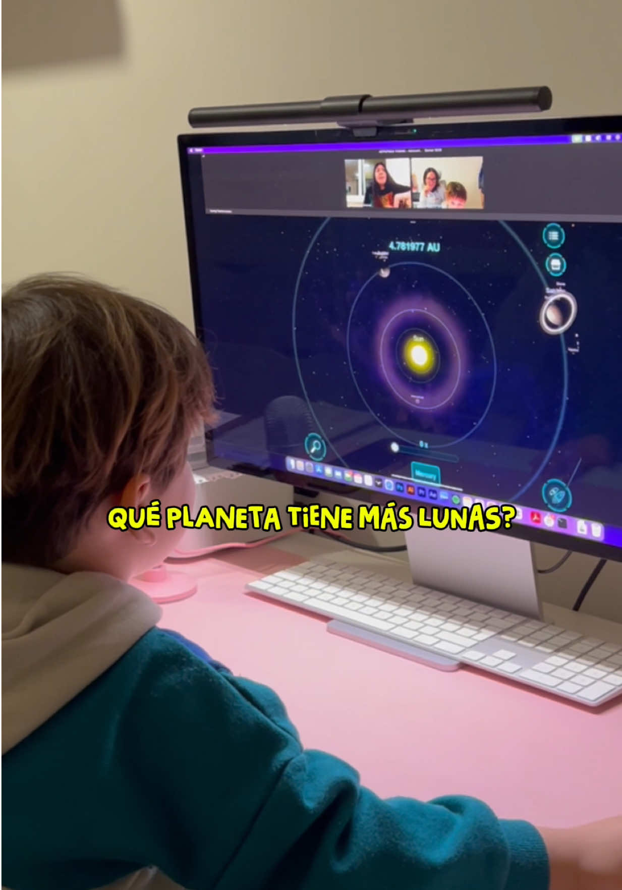 En clases de Astrofísica con la Profe Carol ✨ Creemos que la mejor parte fue ese espontáneo: 