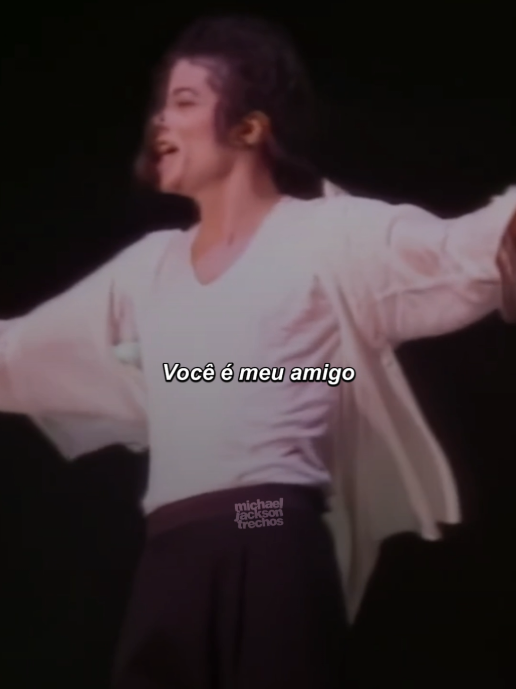 “Will You Be There”, de Michael Jackson, integra o álbum Dangerous (1991) e reflete sobre a vulnerabilidade humana e a necessidade de apoio verdadeiro. Com forte influência espiritual, reforçada pelo coro gospel, a obra assume o tom de uma oração, na qual Jackson questiona se será amparado nos momentos de dor e solidão. Trata-se de uma expressão de sua busca por compreensão, empatia e amor incondicional, revelando um lado profundamente íntimo e espiritual de sua arte. Siga @michaeljacksontrechos para mais #michaeljackson #kingofpop #trechosdemusicas #dangerousera#artistas 