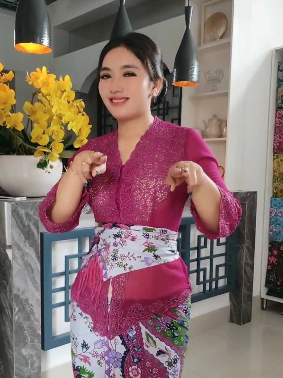 wearing our new  krawang sarang Lebah  pink buah naga  🥰🥰🥰 for serius order boleh chat wah 👇👇👇👇 081246999833 #kebayabyswaribali #swaribalibordir #swaribali #krawangsaranglebah #kebaya 