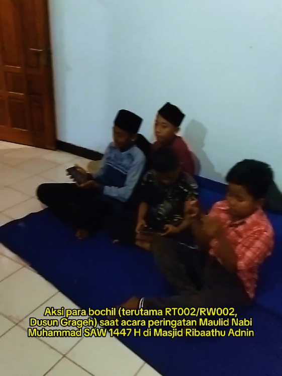🌙✨ Peringatan Maulid Nabi Muhammad SAW 1447 H di Masjid Ribaathu Adnin, RT002/RW002 Dusun Grageh berlangsung penuh berkah 🙏 Sabtu, 13 September 2025 jadi momen kebersamaan — mulai doa, ceramah, sampai canda tawa para bochil ❤️ Bagas, Faisal, Nabhan & Fadil bersama bochil lainnya ikut menyaksikan, bersenda gurau, main game, makan bareng, bahkan sesekali bantu pemuda lurung tengah melakukan laden. Masjid yang masih ramai didatangi bochil = insyaAllah aman! Semoga mereka kelak jadi calon pengurus masjid 💫 Aamiin ya Rabbal ‘aalamiin 🤲 #FYP #MaulidNabi1447H #MasjidRibaathuAdnin #BocilGrageh #PonorgoBerkah