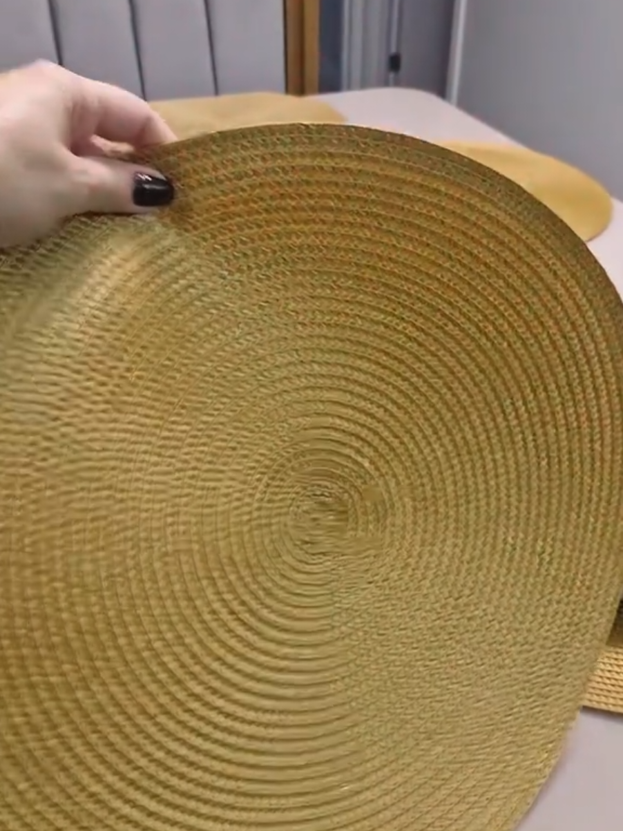 ✨ Jogo americano redondo estilo suplá que une sofisticação e naturalidade! Com acabamento em palha trançada e detalhe em dourado, ele dá um toque elegante e moderno à mesa posta, deixando cada refeição com um ar ainda mais especial. 🌿✨ Ideal para quem ama receber com charme e praticidade! 💛 #MesaPosta #Suplá #JogoAmericano #DecorMesa #ReceberBem 