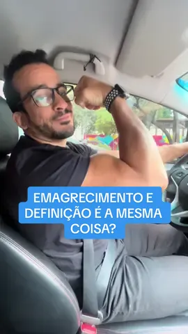 Muita gente confunde as duas coisas, mas emagrecimento e definição não são a mesma coisa. 👉🏼 Emagrecer é reduzir gordura corporal. Você pode até perder peso, mas sem treino de força, corre o risco de ficar flácido. 👉🏼 Definir é diferente: é manter ou ganhar massa muscular enquanto diminui a gordura. É o que dá aquele aspecto firme, com músculos aparentes. ⚡ Resumindo: emagrecimento muda o número da balança. Definição muda o que você vê no espelho. 🚀 Quer aprender a fazer isso do jeito certo? 💪🏼 Chama no link da bio e eu te mostro o caminho. #academia #saude #viral #tiktok #exercicio 