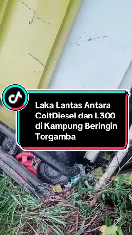 Seorang supir Colt Diesel bernama Anto, yang menjadi pengemudi tunggal saat membawa muatan berondolan dari Dumai menuju Medan, menceritakan detik-detik kecelakaan yang terjadi. Menurut Anto, sekitar pukul 05.30 WIB, sebuah mobil L300 yang datang dari arah Kotapinang menuju Bagan Batu tampak melaju dengan kecepatan tenang. Namun, kuat dugaan sopir L300 tersebut mengantuk hingga oleng dan akhirnya masuk ke jalurnya. Akibat insiden itu, tabrakan tidak dapat dihindari. Kedua pengemudi mobil L300 mengalami luka serius dan segera dilarikan ke RSUD Kotapinang untuk mendapatkan perawatan intensif #tiktoklive #livehighlights #KecelakaanLaluLintas #LabuselHariIni #HatiHatiDiJalan
