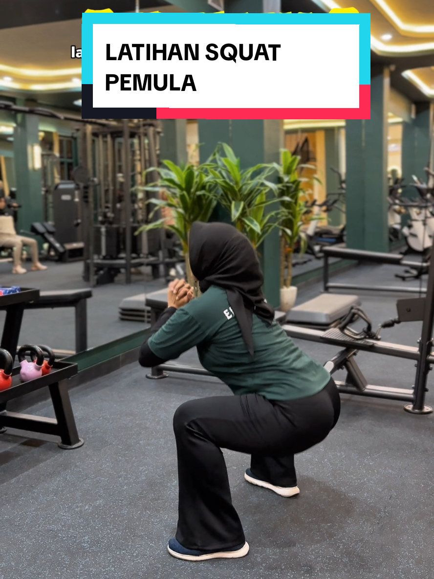 LATIHAN SQUAT UNTUK PEMULA  . . JAM OPERASIONAL  Senin - Sabtu 07.00 - 21.00 Minggu 07.00 - 15.00 . . . #gymlumajanghits #elmerfemmefitness #gymkhususwanitalumajang #squat #elmerfemme 