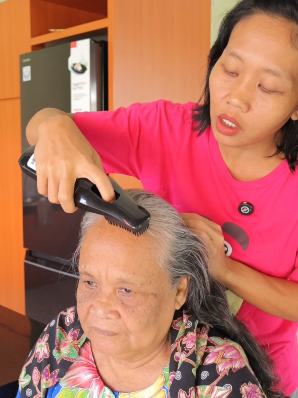 tampil fresh dan lebih mudah hanya dengan sekali sisir dan keramas menggunkana @myiwe_official                                                                   #PraktisCaranyaNyataHasilnya #Myiwe #HairColoringShampoo #ShampooUban #isayang123 