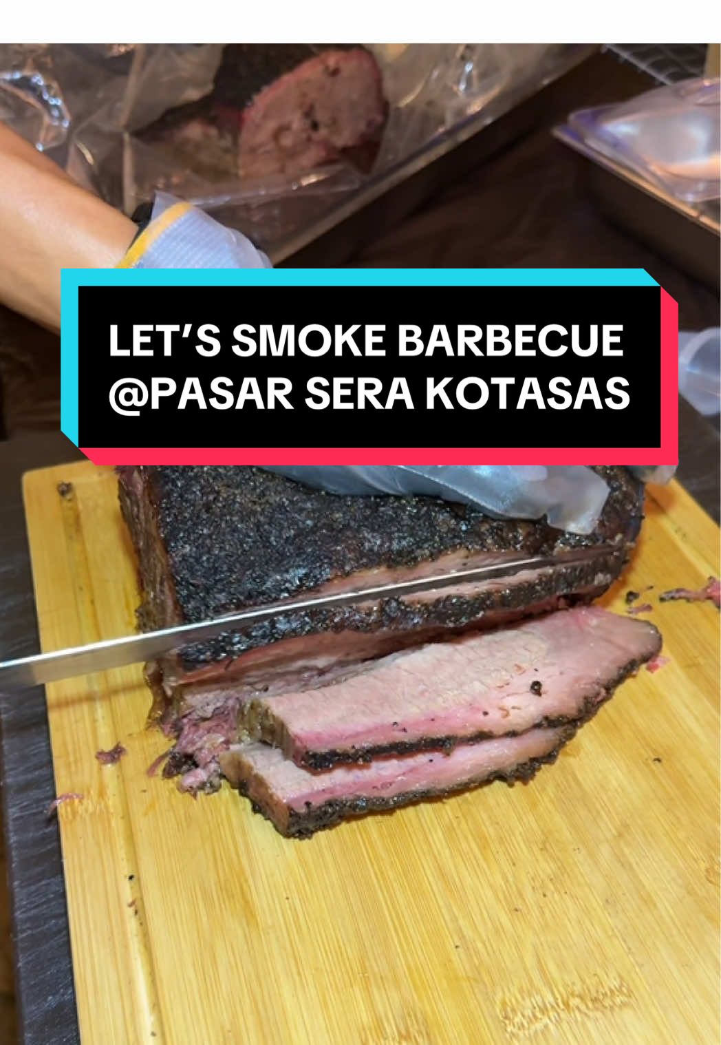 Let’s Smoke Barbecue masuk port Pasar Sera x Messy Club geng! Dari 13–16 Sept boleh layan smoked brisket wagyu yang bau je dah bikin terliur 🤤🔥 📍 Pasar Sera x The Messy Club, Kotasas 🗓️ 13 – 16 Sept 2025 ⏰ 11 pagi – 11 malam #jjcmabiadra #abiadramakan #jjcmpahang #bbqkuantan #smokebbq 