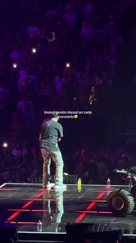 casi se le pasa su parte  por guardarse el celular JAJA#paratii #fyp #zyxcba #blessd #anuelconcierto @Blessd 