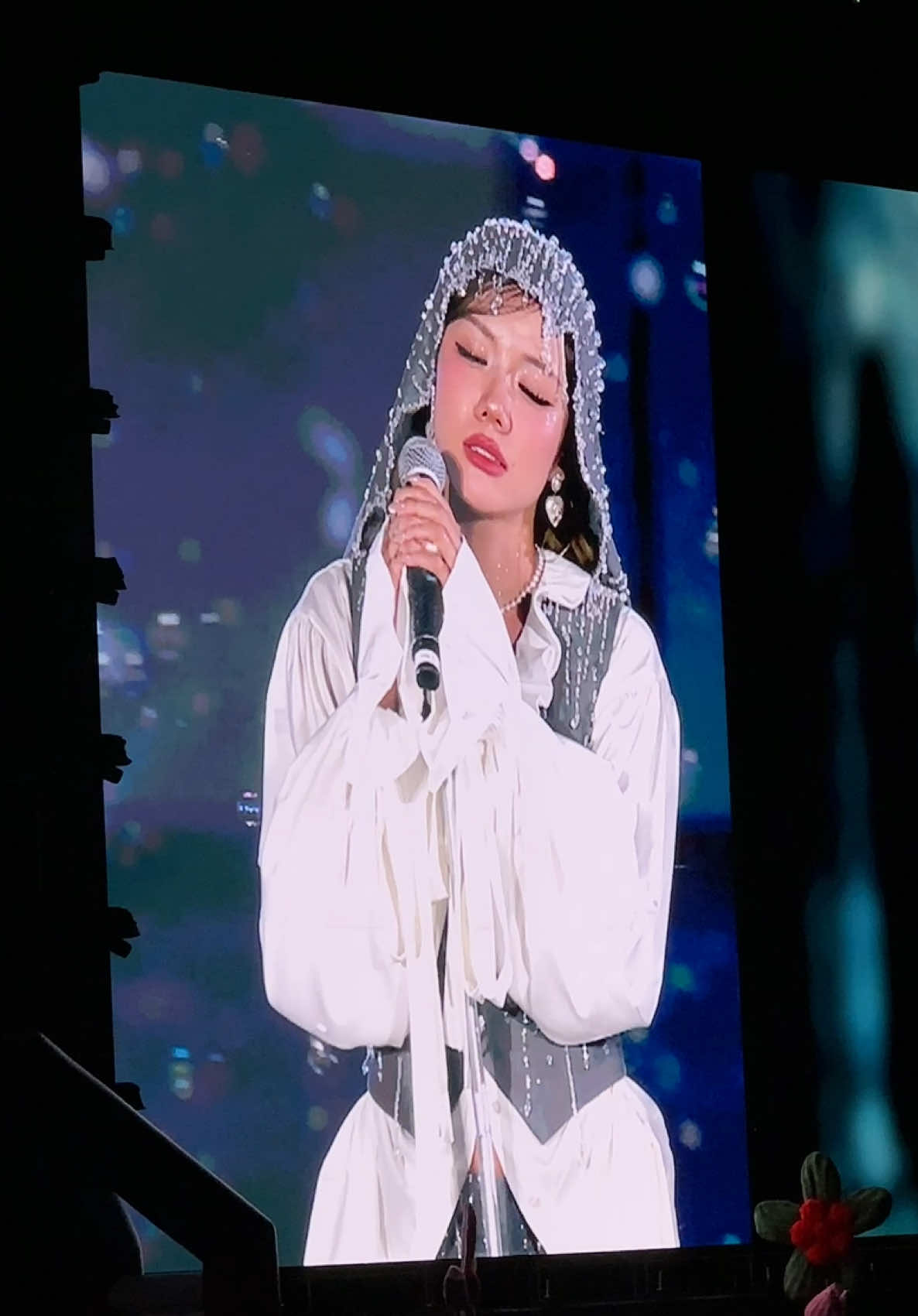 Cứ đổ tại cơn mưa ⛈️ Lúc chiều đi thấy mưa là khóc thét trong lòng rồi đó, vậy mà cả show hong mưa…mừng xỉuuuu #concertemxinhsayhi #cudotaiconmua #phuongly #chaubui #orange 