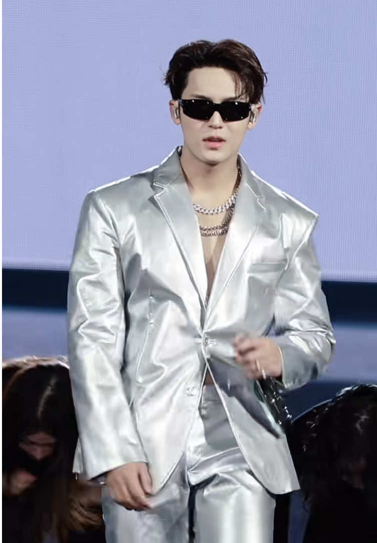 CAN WE TALK ABOUT MINGYU IN THAT FIT??? LIKE WHATTT #mingyu #seventeen #carat #concert #shakeitoff 