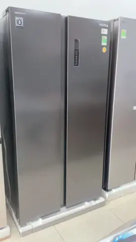 ❄️ Tủ lạnh Toshiba Side by Side 555 lít – Đẳng cấp cho không gian bếp hiện đại ❄️ 👉 Dung tích lớn: 555L (ngăn đông 206L – ngăn mát 249L) thoải mái lưu trữ thực phẩm cho cả gia đình. 👉 Mặt thép không gỉ sang trọng, khay kính chịu lực bền chắc. 👉 Kích thước: Cao 176.5 cm – Rộng 89.7 cm – Sâu 70.6 cm, phù hợp nhiều không gian. 👉 Điều khiển từ xa qua ứng dụng TSmartLife, dễ dàng quản lý nhiệt độ. 👉 Bảng điều khiển ngoài tiện lợi, thao tác nhanh gọn. 📌 Có mặt tại Điện máy Quang Trang – Chính hãng, giá tốt, hỗ trợ trả góp linh hoạt. #Toshiba #TuLanhSideBySide #DungTich555L #CongNgheHienDai #DienMayQuangTrang   