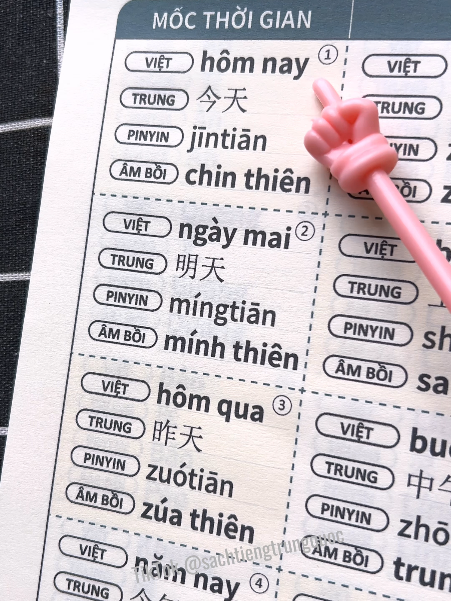 ✨ Học tiếng Trung không khó như bạn nghĩ đâu! Hôm nay, mình sẽ cùng bạn học tiếng Trung theo chủ đề: Giao tiếp hàng ngày 🗣️🇨🇳 🎵 Mỗi từ, mỗi câu mình đều đọc có nhịp, có nhạc, để tai bạn “nghe là nhớ”, miệng bạn “nói là trôi”. Không cần phân tích ngữ pháp phức tạp, chỉ cần lặp lại theo mình, bạn sẽ thấy tiếng Trung… dễ như hát vậy! 🎶 📌 Ví dụ hôm nay: 你好 (nǐ hǎo) → ní hảo → Xin chào 你好吗？(nǐ hǎo ma?) → ní hảo ma → Bạn khỏe không? 我很好 (wǒ hěn hǎo) → ủa hấn hảo → Tôi rất khỏe 👉 Thấy không, chỉ vài câu đơn giản mà bạn đã có thể bắt chuyện rồi! 💡 Mẹo học: Nghe nhiều lần để quen nhịp Nhắc lại to để miệng nhớ Học theo chủ đề nhỏ, không tham nhiều từ một lúc Vui vẻ, thoải mái, coi như hát theo nhạc 🎤 🔥 Đừng ép mình học khó, hãy để tiếng Trung trở thành một giai điệu trong ngày của bạn. Mỗi ngày một chủ đề, mỗi ngày một ít, bạn sẽ thấy mình tiến bộ rõ rệt! #hoctiengtrung #tiengtrung #tuhoctiengtrung #sachtiengtrung #tiengtrunggiaotiep