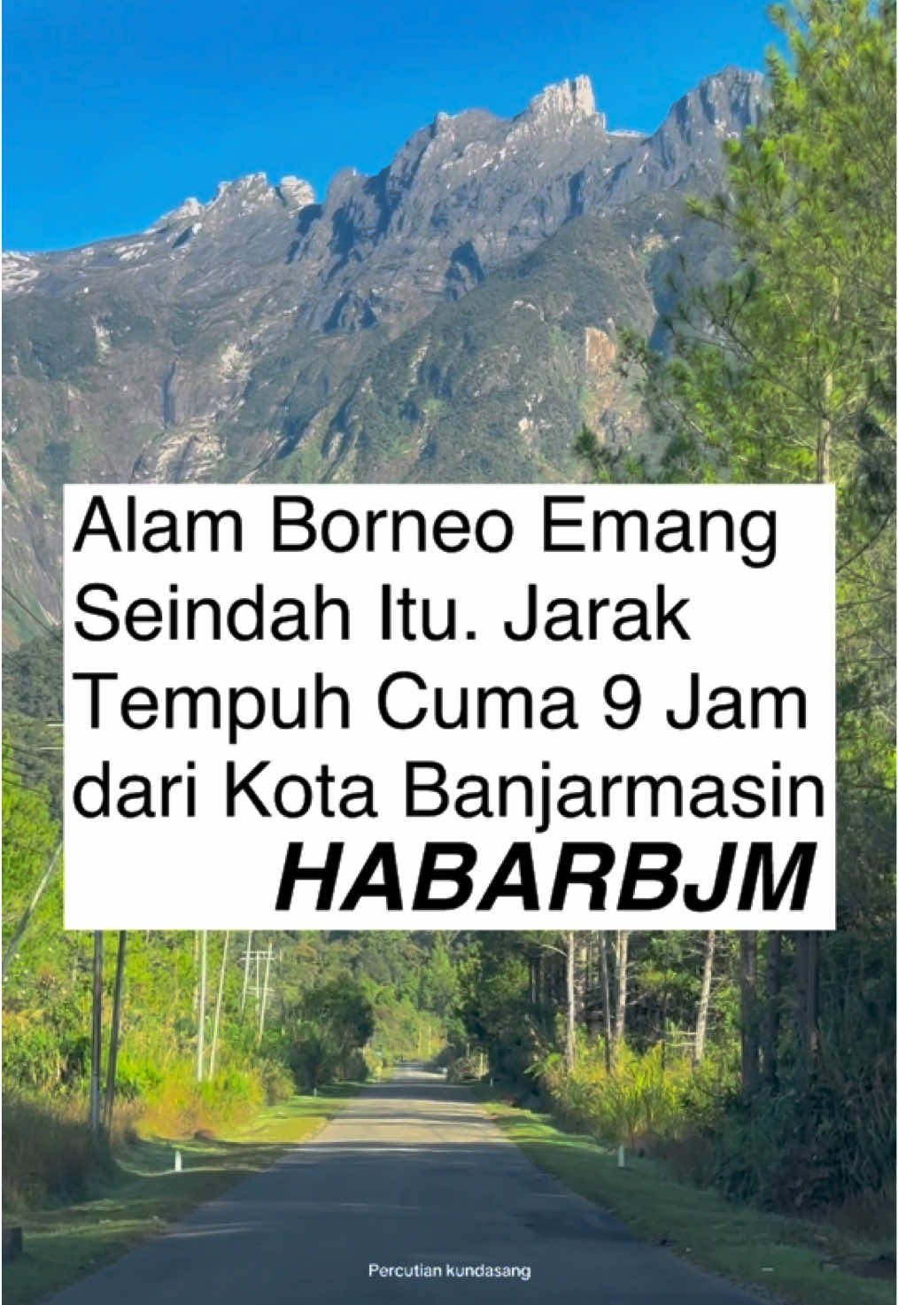 Gunung Kinabalu ini terletak di Tanah Borneo, lebih tepatnya di negara bagian Sabah di Malaysia yang menjulang setinggi 4.095 meter di atas permukaan laut (mdpl).  Gunung Kinabalu sebelumnya juga dikenal sebagai Gunung Santo Petrus. Gunung ini merupakan puncak tertinggi ketiga di dunia, setelah Puncak Jaya di Nugini dan Mauna Kea di Hawaii. Ada beberapa versi legenda tentang Gunung Kinabalu dari cerita rakyat maupun mitos yang berkembang. Kawsan Gunung Kinabalu memiliki sekitar 1.000 spesies anggrek, hampir 80 spesies Ficus, dan sekitar 60 spesies pakis. Tumbuhan menunjukkan tingkat endemisme yang tinggi, banyak dari spesies ini tidak ditemukan di tempat lain di dunia. Untuk bisa sampai ke sini, wisatawan cukup menempuh sekitar 9 jam dari Kota Banjarmasin via jalur udara.