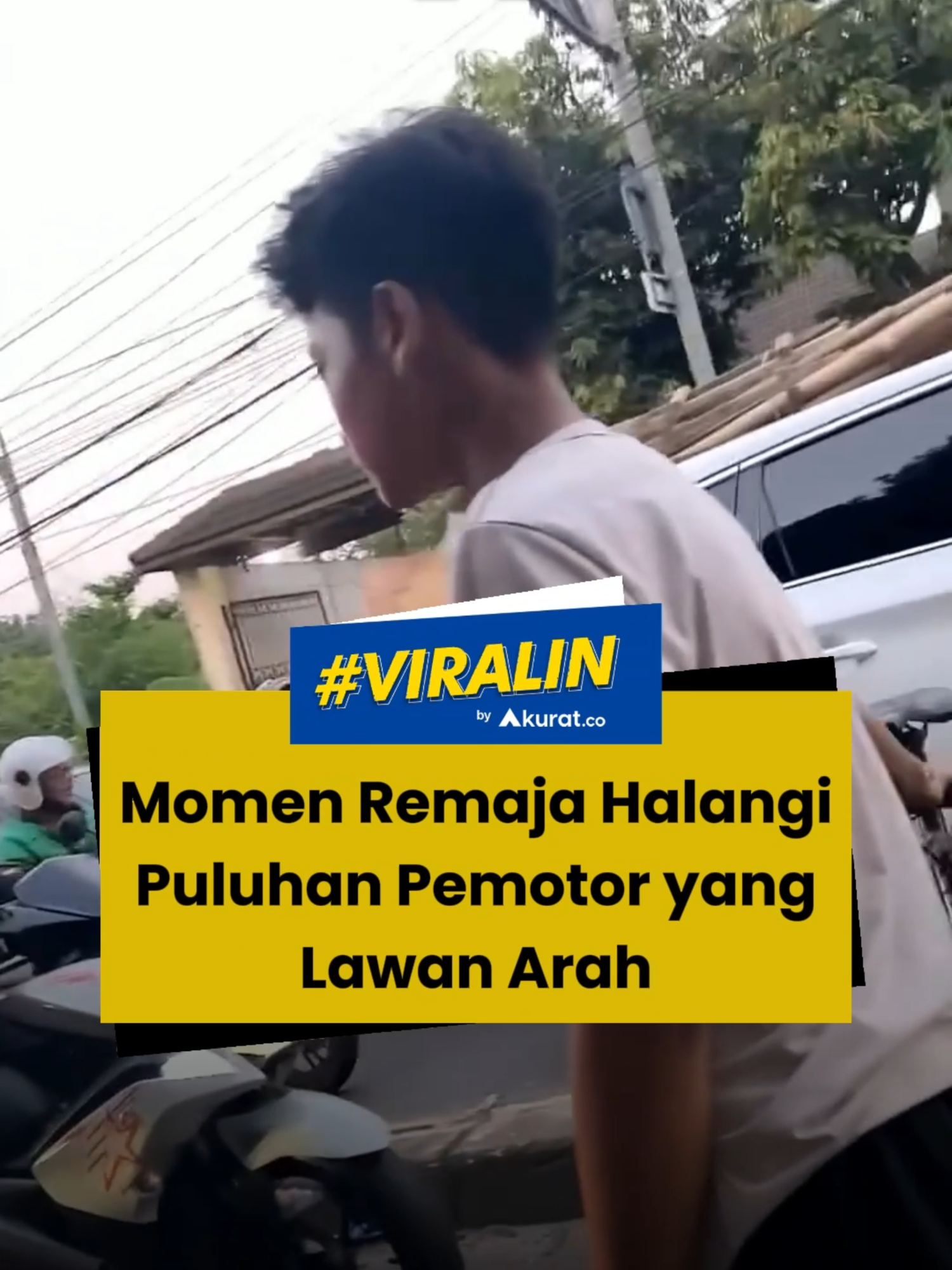 Seorang pengemudi mobil merekam aksi seorang remaja yang berdiri di tengah jalan. Remaja itu berdiri di samping sepedanya untuk menghalangi puluhan pemotor yang melawan arus jalanan. Kondisi lalu lintas yang tengah macet membuat para pemotor tersebut justru mengambil arah berlawanan yang menyebabkan kemacetan lainnya. Namun, remaja itu tidak membiarkan pemotor yang berbaris di arah berlawanan untuk lewat. Ia dengan sengaja menghalangi mereka sampai para pemotor kembali ke jalur sebenarnya. 🎥: Instagram/awreceh.id. #viral #remaja #pemotor #lalulintas #macet #akuratco