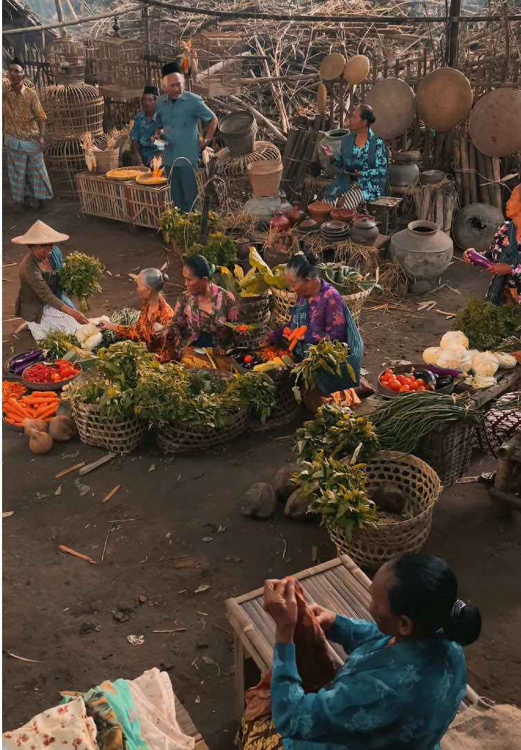 Pasar Tradisional yang vibes nya selalu bikin candu. @Kalilipat_Shop  - - #wonderful_places #fyp #pesonaindonesia #fypシ゚viral #jawatengah 