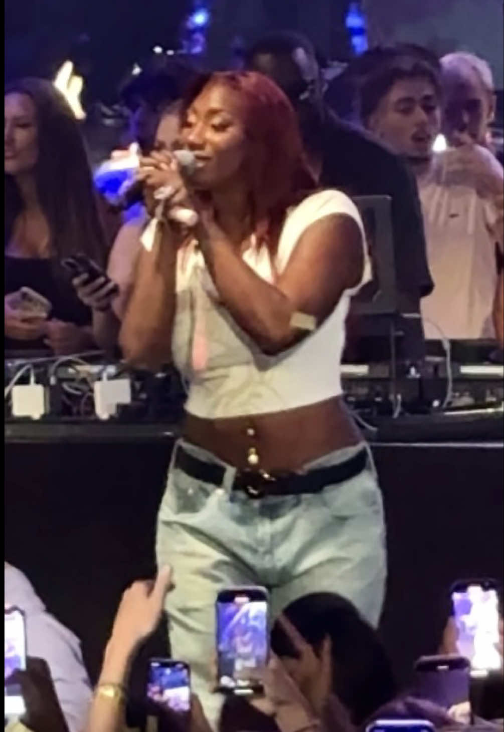 @Aya Nakamura c'est fan c'est trop 😱 @Warehouse #warehouse #ayanakamura #comportement #showcase #nantes 