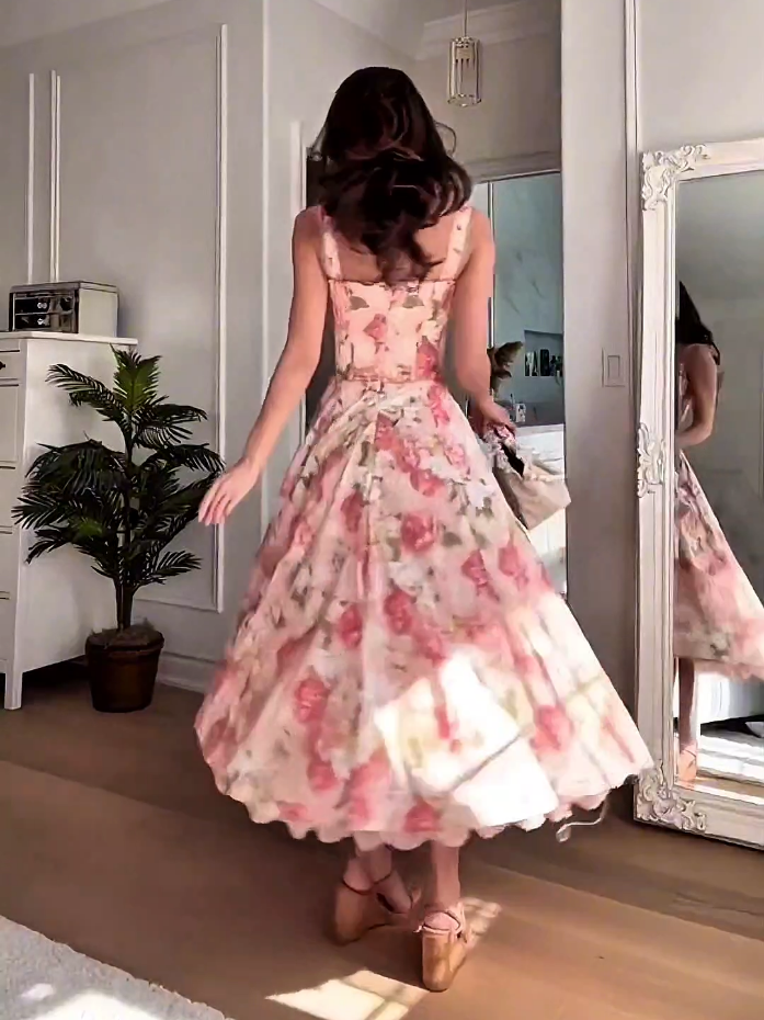 Quando você encontra aquele vestido godê que te faz sentir uma verdadeira princesa ✨ Essa modelagem midi com corte rodado é pura elegância e feminilidade! O godê valoriza a cintura e cria aquele movimento perfeito que toda mulher ama 💃 A estampa floral delicada deixa o look ainda mais romântico - perfeito para casamentos, eventos ou quando você quer se sentir especial no dia a dia. Você também é apaixonada por vestido godê? Me conta qual seu modelo favorito!  👗 Link na bio para mais vestidos que vão te transformar 🌸 Comenta 'LINK' se você quer saber onde encontrar esse vestido godê #vestidogode #vestidorodado  #corteprincesa #vestidorosa #vestidoevento 