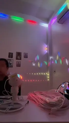 Đèn LED RGB 16 triệu màu, điều khiển qua app, có 250 kiểu nháy. Chống nước, dùng được quanh năm!