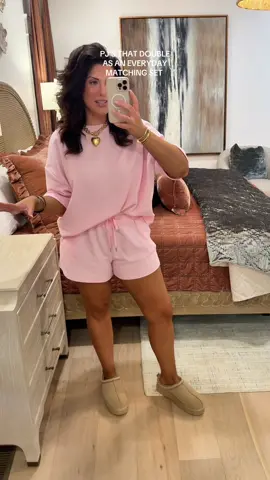 Is it pajamas or is it an everyday 2 piece set?! Seriously such a good set to dress down or dress up. I will be owning this set in EVERY color. 🫶🏻 #comfrt #loungeset #pajamas 