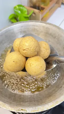 Resep 👇 - 500 gr tahu putih ( di peras ) - 1 kuning telur - 2 sdt baput bubuk  - 1 sdt ladaku - 1 sdt garam  - 1 sdt gula pasir  - 1 1/2 sdt baking powder  #tahubulat #tahugoreng #resepcemilan 