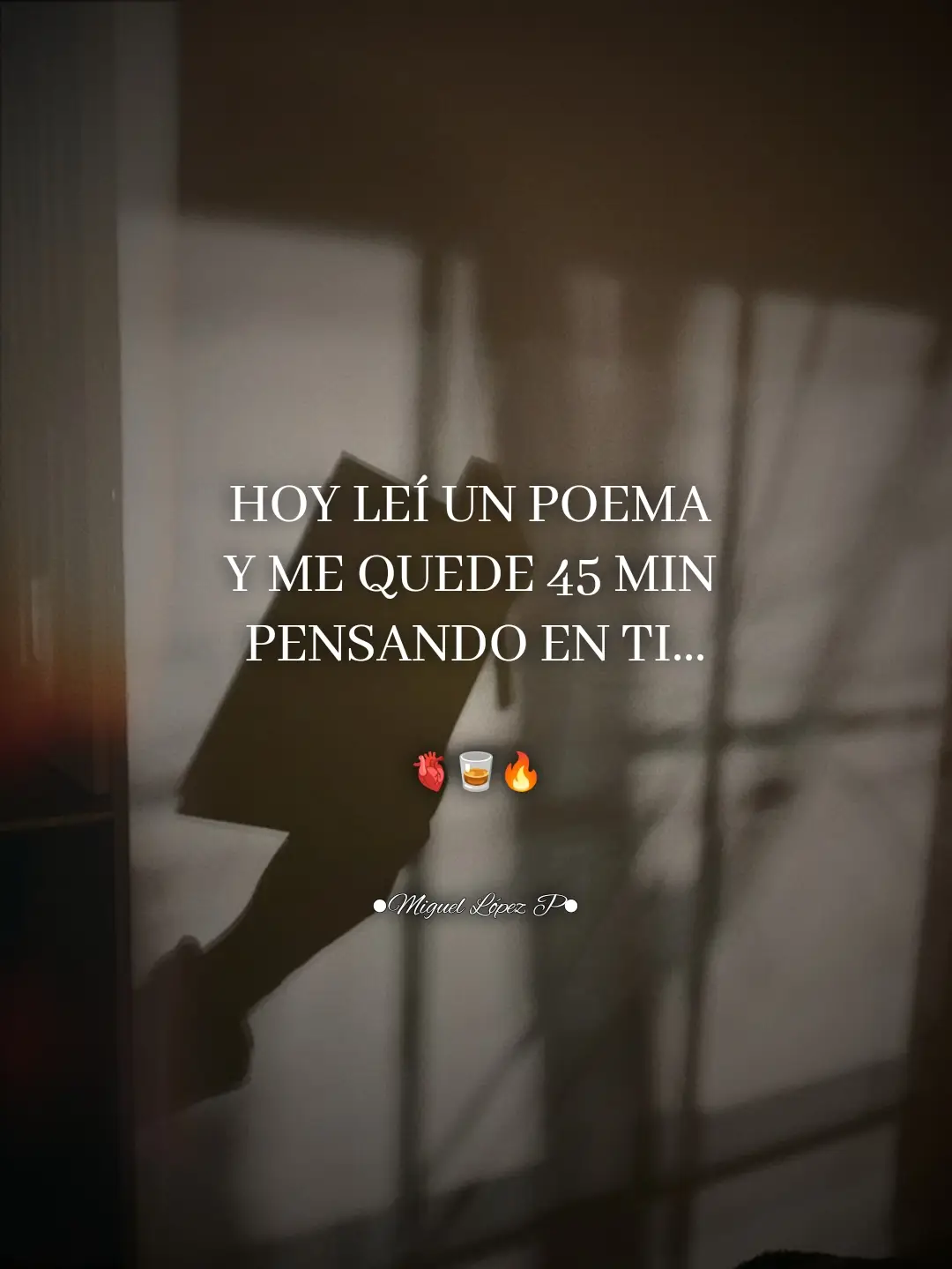 El amor no llega con flores ni con discursos dulces, llega con el viento que te arranca los miedos, con el verano que te quema los huesos, con el otoño que te recuerda lo que se pierde y con el invierno que te pide un abrazo. Y si tenés suerte, encontrás a alguien que se queda en todas las estaciones...  Yo tuve la suerte ✒️✨❤️ #paratiiiiiiiiiiiiiiiiiiiiiiiiiiiiiii #poetry #fyp #amor  #paraella 