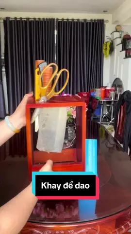 Khay để dao bằng gỗ thông thoáng đã lắm, phía trên có thiết kế khe rãnh cắm dao. Cỡ 10 con dao lớn nhỏ vẫn thoải mái cho em luôn nha #khaydedaobanggo #khaydedao #dodungtienich #xuhuongtiktok 