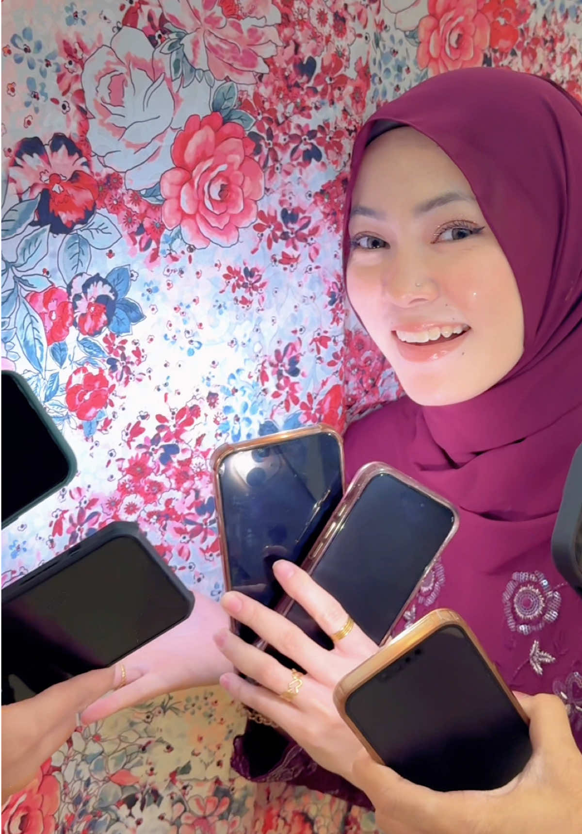 Macam ni baru betul betul terangkan kain, barulah employee of the month 📢 Tapi serious guys, Jakel Jumbo Sale tinggal 2 hari je lagi! Jangan tunggu lama, baju melayu RM59, kain free, discount sampai 85% 🔥 #jakeljumbosale #2daysleft #ingatkainingatjakel 