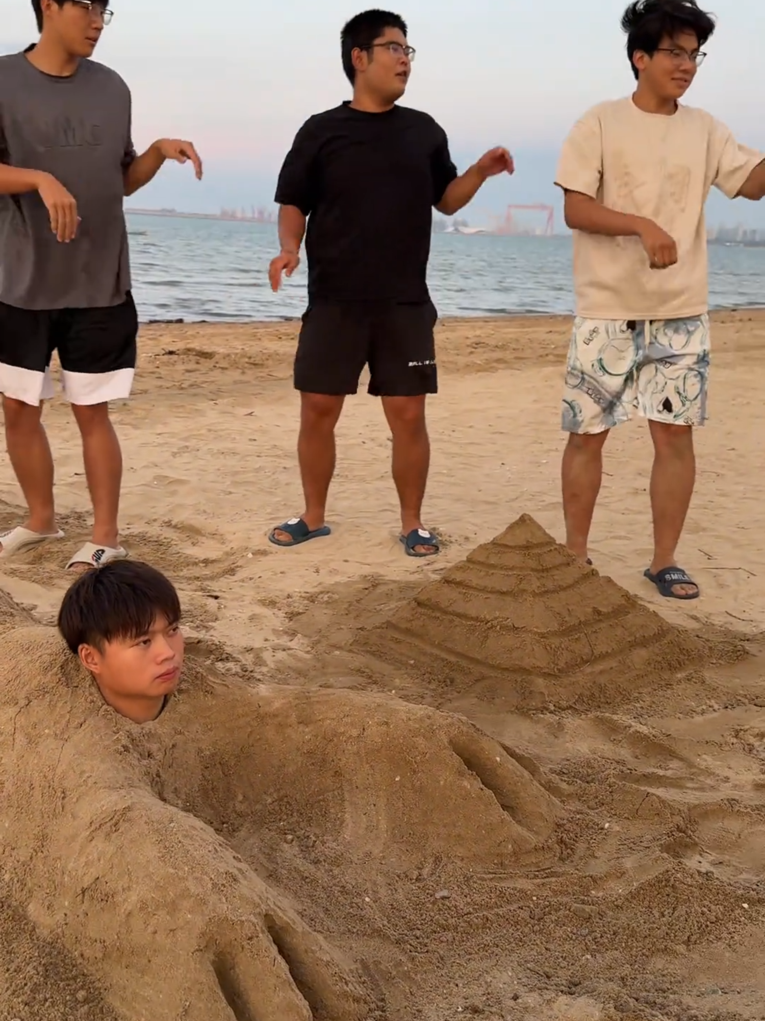 Chinese Guys Create Amazing Egyptian Pyramids at the Beach! 🏖️🗿😂 You Won't Believe It!#Funn #Talent#BeachCreativity #egyptianpyramids #egyptianpyramid#funnyvideos😂#funnyvide#funnyvideoscomedy #TikTokTrend #ViralVideos #CreativeArt #ChineseCreativity #MustWatc#mustwatch#ShareTheLaugh #AmazingSkills #ExtremeSkills #TalentShow #skillful #unbelievable #fyp #fyppp #fypdong #chinese #trends #africanmagic #egypt #egpty🇪🇬 #egyptology #egyptian #egyptian_tik_tok #egyptpyramids