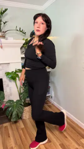 I’m not a regular mom I’m a cool mom #halaraleggings #halara #halaraleggings #halaratiktokshop #leggingsoftiktok @Halara_official 