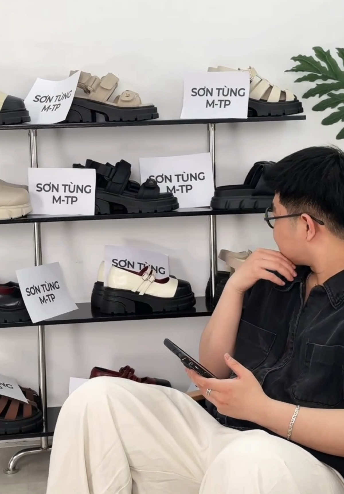 Giang SƠN khó đổi dép êm khó rời, vào live sắm dép Tăng chiều cao cÙNG THEWOLF ESSENTIAL 🙌🏻 #thewolfessential #thewolfvn #fyp #sontung 