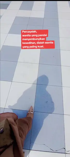 Jika kau ingin mengetahui mana wanita yang kuat, cukuplah kau melihatnya tatkala ia sedang tertimpa Masalah. Lihatlah Bagaimana caranya ia menghadapi Masalah tersebut. Apakah dengan Menangis menumpahkan air mata sebanyak-banyaknya, atau sikapnya bahkan baik-baik saja seolah tiada yang terjadi. Jika kau ingin tahu mana wanita yang tegar, cukuplah engkau mencari wanita yang kelihatannya selalu ceria. Kau tahu mengapa? Sebab wanita yang selalu menebarkan keceriaan dan senyumannya,maka dialah wanita yang sebenarnya paling terluka. Jangan coba meremehkan seorang wanita. Kau tak tahu saja, bahwa dibalik keceriaannya selama ini, sungguh ada banyak luka dan air mata yang coba ia sembunyikan. Mengapa? Sebab wanita tak suka dikasihani. Bukannya sombong, ia hanya tak ingin jika dunia tahu bahwa hatinya tengah remuk. Jangan engkau pikir bahwa wanita yang terlihat bahagia, hidupnya juga bahagia. Karena sebenarnya,dialah yang paling kuat menyimpan luka. Dialah yang hatinya paling kokoh. Bahkan masih sanggup memaafkan,meskipun luka yang pernah kau gores di hatinya belum sepenuhnya kering. Percayalah, wanita yang pandai menyembunyikan kesedihan, dialah wanita yang paling kuat. #xyzabc #xyzbcafypシ #fyp #CapCut #fyppppppppppppppppppppppp 