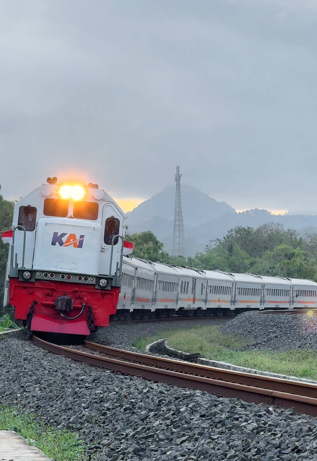 Senang sekali rasanya dapat sapaan dari masinis 🤩. Kereta api bengawan tujuan purwosari tapi isinya turun lempuyangan 🙂. Kereta ekonomi termurah untuk liburan kejogja. #kai121 #railfansindonesia #keretaapi #fyp #jogja 