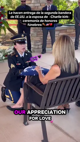 Le hacen entrega de la segunda bandera de EEUU. ala esposa de -Charlie Kirk- ceremonia de honores fúnebres:⚰️🇺🇸💔#army #Charliekirk #Charlie #foryouclips 