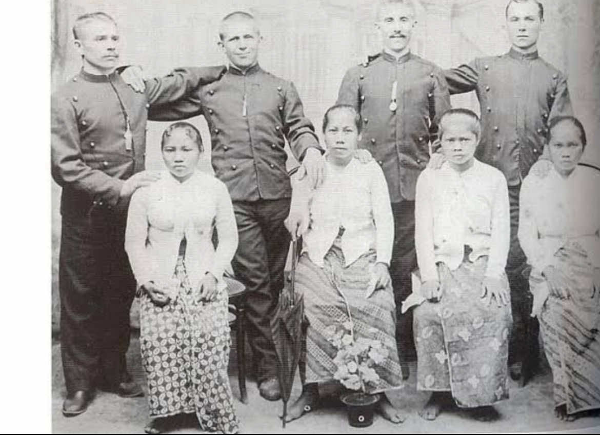 “Foto Kolonial yang Bikin Merinding: Tentara Belanda & Nyai” #sejarah #kolonial #indonesia🇮🇩 #edukasi 