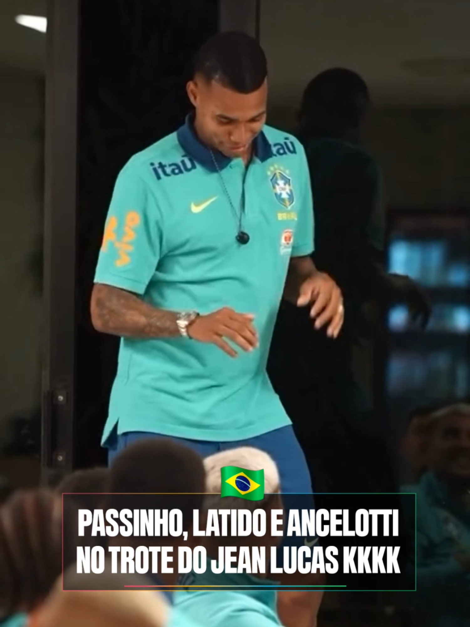 UM CACHORRO. RUF RUF! KKKKKKKKK  Se liga no trote do Jean Lucas na Seleça! Ganhou até 👍🏻👍🏻 do Carleto😎🤣 📹@jl8sports #SeleçãoBrasileira #JeanLucas #Bahia #CoberturaCazéTV #TikTokEsportes