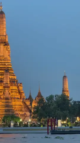 I was wandering around Bangkok’s old town, hoping to catch my first glimpse of Wat Arun in the evening, and it was absolutely stunning. 🤩🇹🇭 #Travel #TravelVlog #Bangkok ##fypシ #AmazingThailand 
