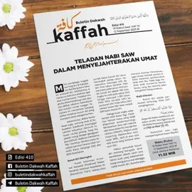 *TELADAN NABI SAW DALAM MENYEJAHTERAKAN UMAT* Buletin Kaffah Edisi 410 (18 Rabiul Awal 1447 H/12 September 2025 M) Miris mendengar tragedi seorang ibu di Kabupaten Bandung baru-baru ini. Ia bunuh diri. Sebelumnya, ia meracuni dulu dua anaknya agar bisa mati bersama. Tindakan tragis itu dilatarbelakangi oleh depresi akibat tekanan kemiskinan dan kondisi rumah tangga. Peristiwa ini menambah panjang daftar tindakan bunuh diri yang menyeret anak sebagai korban. Sebelumnya, akibat kemiskinan juga, seorang anak di Kabupaten Sukabumi meninggal setelah tubuhnya dipenuhi ratusan cacing gelang. Sang ibu adalah orang dengan gangguan jiwa (ODGJ). Ayahnya menderita TBC. Ironinya, mereka selalu kesulitan berobat karena tidak memiliki Kartu Keluarga (KK) dan BPJS Kesehatan. *Bunuh Diri Meningkat* Pusat Informasi Kriminal Nasional (Pusiknas) Badan Reserse Kriminal Kepolisian RI (Bareskrim Polri) melaporkan jumlah kasus bunuh diri terus meningkat setiap tahun. Kenaikannya mencapai 60% dalam lima tahun terakhir. Polri mencatat pada tahun 2022 jumlah bunuh diri adalah 887 jiwa. Angka itu naik pada tahun 2023 hingga mencapai 1.288 kasus. Pada 2024, tercatat 1.023 kasus bunuh diri. Pada tahun 2025 sampai bulan Mei telah terjadi 600 kasus bunuh diri. Diduga kuat angka sebenarnya lebih besar lagi. Pasalnya, banyak kasus yang tidak dilaporkan (underreporting). Berdasarkan data dari Indonesian Association for Suicide Prevention (INASP), tingkat underreporting diperkirakan mencapai 300%. Jauh di atas rata-rata dunia yang berkisar antara 0–50%. Faktor penyebab bunuh diri memang beragam. Jerat kemiskinan adalah salah satu faktor kuat yang melatarbelakangi orang putus asa sehingga nekat bunuh diri. Kemelaratan, menurut Komnas Perempuan, juga rerata menjadi pemicu filisida maternal, pembunuhan anak oleh ibu. Tidak tega melihat anak menderita kemiskinan, sang ibu memilih jalan mengakhiri hidup anaknya. *Wajib Dihindari* Bunuh diri adalah perbuatan terlarang. Allah SWT mengingatkan: وَلَا تَقْتُلُوا أَنْفُسَكُمْ ۚ إِنَّ اللَّهَ كَانَ بِكُمْ رَحِيمًا Janganlah kalian membunuh diri kalian sendiri. Sesungguhnya Allâh Maha Penyayang kepada kalian (TQS an-Nisa’ [4]: 29). Rasulullah saw. juga memperingatkan kaum Muslim bahwa bunuh diri akan menyengsarakan pelakunya pada Hari Akhir. Sabda beliau: مَنْ قَتَلَ نَفْسَهُ بِشَيْءٍ فِي الدُّنْيَا عُذِّبَ بِهِ يَوْمَ الْقِيَامَةِ Siapa saja yang melakukan bunuh diri dengan sesuatu, ia akan diazab dengan sesuatu itu pada Hari Kiamat (HR al-Bukhari dan Muslim). Rasulullah saw juga mengingatkan orangtua agar jangan membunuh anak-anak mereka hanya karena takut anak-anak akan menyusahkan mereka atau menderita karena ketiadaan rezeki. Diriwayatkan: وَعَنْ اِبْنِ مَسْعُودٍ – رضي الله عنه – قَالَ سَأَلْتُ رَسُولَ اَللَّهِ – صلى الله عليه وسلم – أَيُّ اَلذَّنْبِ أَعْظَمُ؟ قَالَ: – أَنْ تَجْعَلَ لِلَّهِ نِدًّا، وَهُوَ خَلَقَكَ. قُلْتُ ثُمَّ أَيُّ؟ قَالَ: ثُمَّ أَنْ تَقْتُلَ وَلَدَكَ خَشْيَةَ أَنْ يَأْكُلَ مَعَكَ Dari Ibnu Mas’ud ra. berkata:  Aku pernah bertanya kepada Rasulullah saw., ”Dosa apakah yang paling besar?” Beliau menjawab, ”Engkau menjadikan sekutu bagi Allah, padahal Dialah yang menciptakan dirimu.” Aku bertanya lagi, ”Kemudian apa?” Beliau menjawab, ”Engkau membunuh anakmu karena takut ia makan bersama dirimu.” (Muttafaq ‘alayh). 	 *Petunjuk Nabi saw.* Semua peringatan tentang besarnya dosa bunuh diri, baik yang berasal dari al-Quran maupun Sunnah Nabi saw., adalah tanda betapa besar cinta Allah SWT dan Rasul-Nya kepada umat ini. Rasulullah saw. menginginkan umat ini tidak terjatuh dalam azab-Nya. Karena itu beliau ingin menyelamatkan kita dari perbuatan tercela itu. Baginda Nabi saw. diutus oleh Allah SWT dengan membawa ajaran Islam yang akan memberikan kehidupan yang tenteram dan sejahtera lahir maupun batin bagi umat manusia. Pertama: Beliau membangun masyarakat dan negara di atas akidah Islam yang kokoh. Dari sini terpancar keyakinan hidup yang kokoh akan rezeki, lahir sikap tawakal dan optimisme dalam hidup.