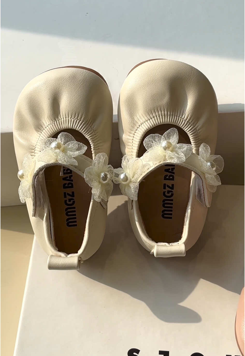 Size nhí tập đi bơi vào đây với e ạ. Da mềm cưng lắm ạ 😍 #bupbebegai #mgbaby #giaynhanghe 