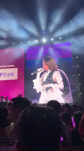 Fanchant Cứ Đổ Tại Cơn Mưa 🥰🥰🥰 #EmXinh #Emxinhsayhi #concertemxinhsayhi #Vie #Duckdidau 