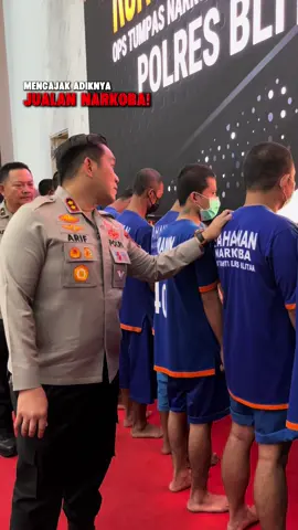 Kalau mau masuk penjara atau masuk neraka sendirian aja! Gausah ngajak-ngajak adiknya‼️ Kali ini saya sampai dibuat gedeg dengan kelakuan tersangka pengedar nark*ba ini. Disaat diluaran sana banyak kakak yang bekerja mati-matian demi melindungi dan menjaga adiknya, tersangka justru mengajak adiknya untuk ikut berjualan nark*ba, yang pada akhirnya pun turut menyeret adiknya yang masih dibawah umur dalam kasus peredaran nark*ba.  Mari kita jaga seluruh keluarga, kerabat, sahabat, dan orang-orang terdekat agar tidak terjerumus dalam dunia gelap ini. Ingatlah bahwa selain peradian dunia, juga ada peradilan akhirat yang menanti! #fyp #foryoupage 