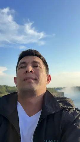 Uzim sharillatgan Niagara sharsharasi